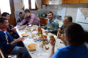 Mittagspause. griechische Bohnensuppe, Salat, Brot, Wein und Raki